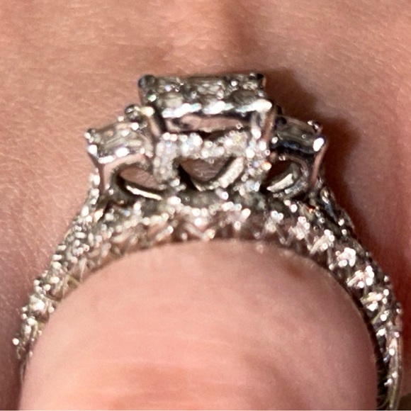 OVER 1 CTW DIAMOND RING SET WITH DIAMOND HEART ON THE SIDES. - Picture 3 of 16